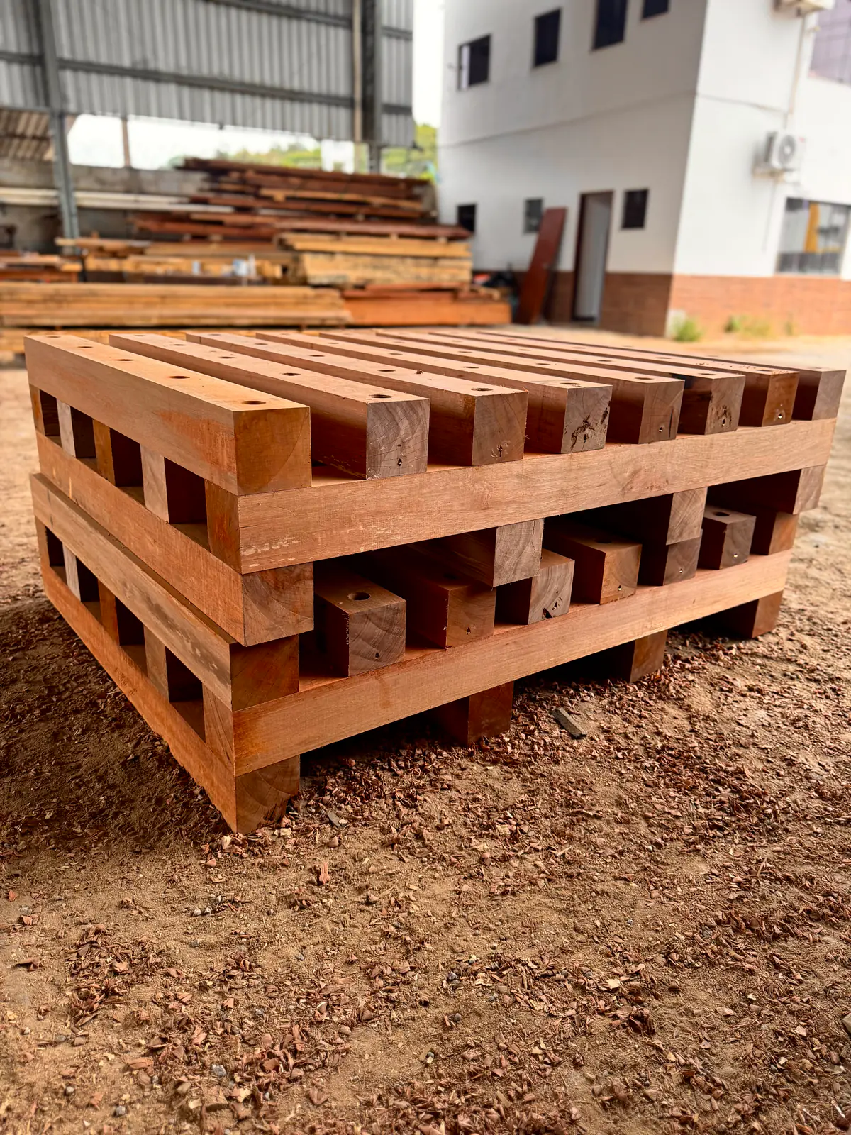 Pallets reforçados de madeira no pátio